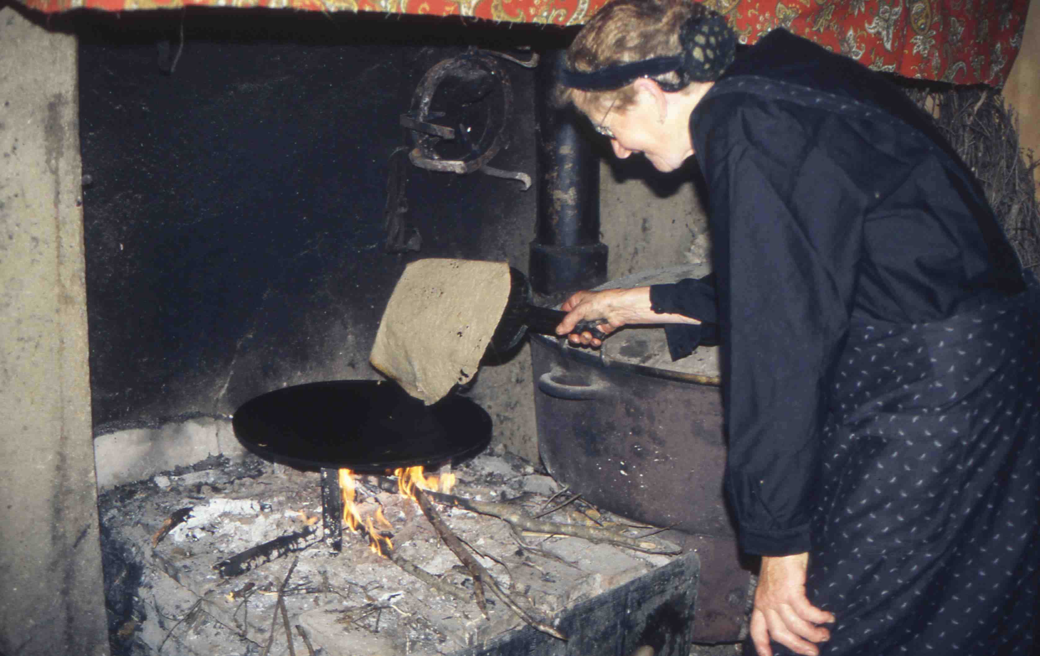 Elle retourne la galette